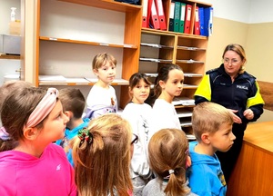 Policjantka i dzieci.