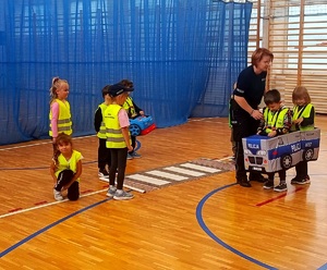 Policjantka, dzieci i autochodzik.