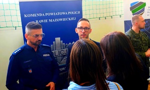 Zastępca Komendanta, pracownik kadr i dwie kobiety z którymi rozmawiają.