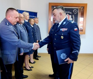 Wiceprzewodniczący związku gratuluje policjantowi.