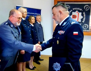 Wiceprzewodniczący związku gratuluje policjantowi.