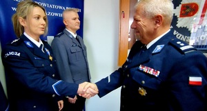 Przewodniczący związku gratuluje policjantce.