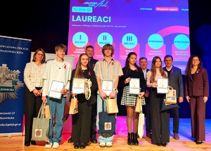 Laureaci nagród oraz organizatorzy stojący obok siebie.