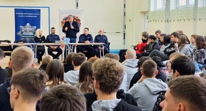 Kurator mówiący do młodzieży.