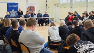 Psycholog mówiąca do młodzieży.