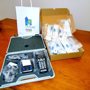 Narkotest w walizce, obok pudełko z ustnikami i torebka papierowa z logo urzędu miasta.