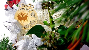 Koszyk z bombkami, jedna z gwiazda policyjną.