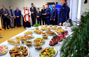 Zaproszeni goście, ksiądz i policjanci.