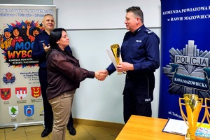 Policjanci i dyrektor szkoły.