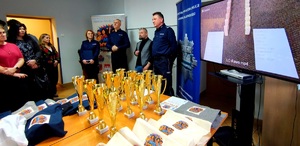 Policjanci dyrektor i uczestnicy konkursu.