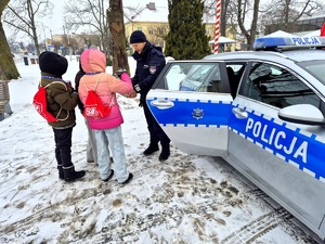 Policjant, radiowóz i dzieci.