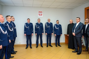 Komendant Wojewódzki oraz inni policjanci i zaproszeni goście.