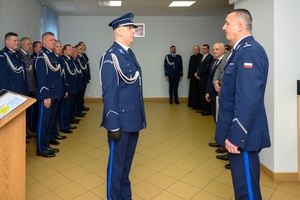 Komendant Wojewódzki oraz policjanci podczas meldunku.