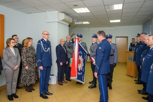 Komendanci przy sztandarze.