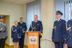 Komendant Wojewódzki podczas przemówienia i inni policjanci.
