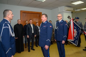 Komendant odchodzący składający meldunek Komendantowi Wojewódzkiemu.