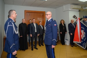 Komendant obejmujący stanowisko składający meldunek Komendantowi Wojewódzkiemu.