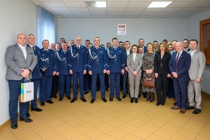 Komendanci, policjanci i zaproszeni goście.