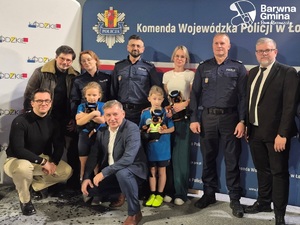 Policjanci, dzieci oraz goście podczas finału stojący obok siebie.