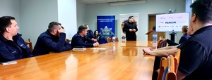 Pracownik NASK podczas prelekcji i policjanci.