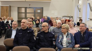 Seniorzy oraz policjanci na spotkaniu.