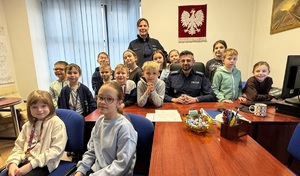 Policjanci i dzieci w gabinecie Komendanta.