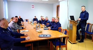 Komendant Wojewódzki przemawia przy mównicy.