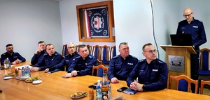 Komendant przemawia przy mównicy.