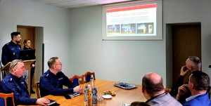 Zastępca Komendanta przemawia przy mównicy do policjantów i gości.