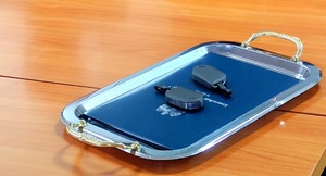 Kluczyki leżące na tacy.