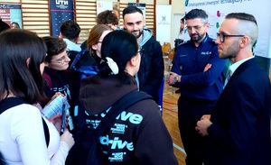 Policjanci rozmawiają z młodzieżą.