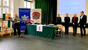 Policjantki, dyrektor poradni oraz szkoły i pedagog przed uczniami.