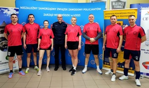 Grupa policjantów w sportowych ubraniach razem z komendantem.