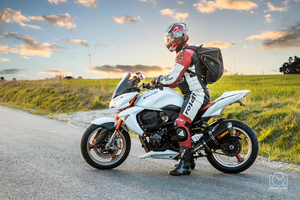 Motocyklista na motorze.