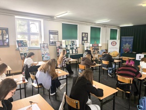 Uczestnicy  trakcie rozwiązywania testu wiedzy na temat uzależnień.