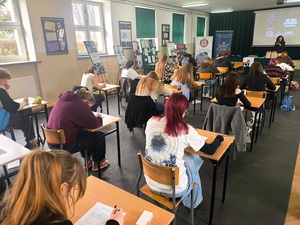 Uczestnicy w trakcie pisania testu.