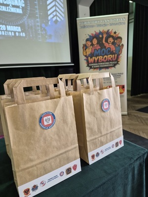 Nagrody dla laureatów konkursu.