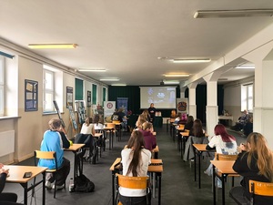 Prelekcja dla uczestników konkursu na temat prawnych aspektów związanych z uzależnieniami, przeprowadzona przez przedstawiciela Komendy Powiatowej Policji w Rawie Mazowieckiej.