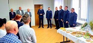 Policjanci, goście i pracownicy.