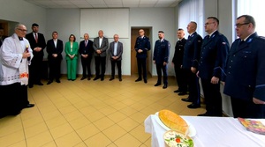 Ksiądz, policjanci i goście.