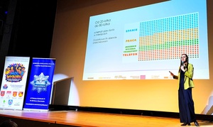 Psycholog na scenie i tekst na  wyświetlaczu.