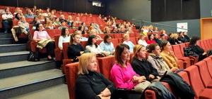 Nauczyciele siedzący na widowni.