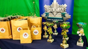 Puchary, torby z nagrodami i gwiazda policyjna.