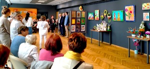 Osoby oglądające wystawę prac.