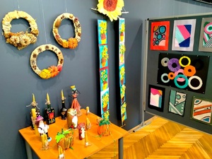 Prace plastyczne wywieszone na ścianie.