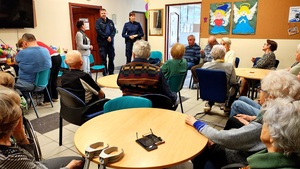 Policjantka i policjant na spotkaniu z seniorami.