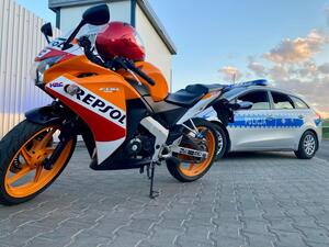 Motocykl a w oddali radiowóz.