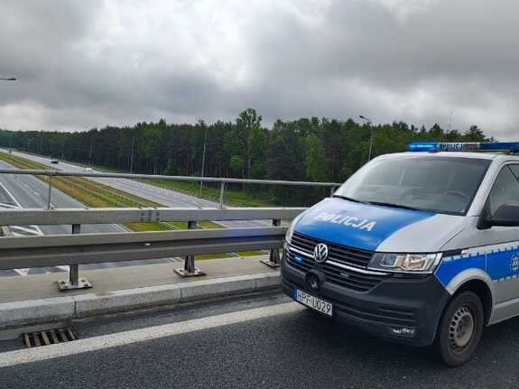 Radiowóz przy drodze ekspresowej.