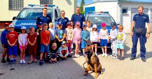 Policjanci, dzieci, nauczycielki i pies służbowy.