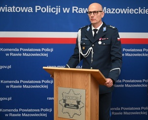 Komendant Powiatowy przy mównicy.